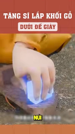 Tăng sĩ lắp khối gỗ dưới đế giày