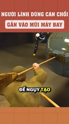 Người lính dùng cán chổi gắn vào mũi máy bay để làm gì?